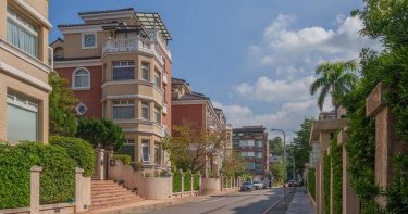 內湖四期民權大道靜巷，純住別墅特區，高綠覆、低密度隱富聚落。（圖片提供／展宜本植）