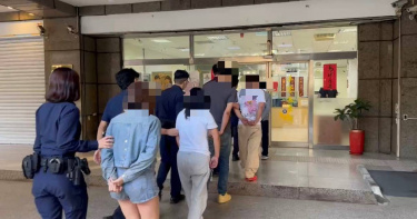 陳姓男子載著4人上路，因形跡可疑而被警方攔下，更導致車上槍毒露餡。（圖／翻攝畫面）