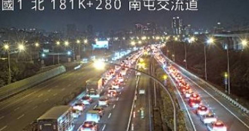 國1南屯交流道突爆路面塌陷！高公局急封車道搶修　車流紫爆塞成停車場