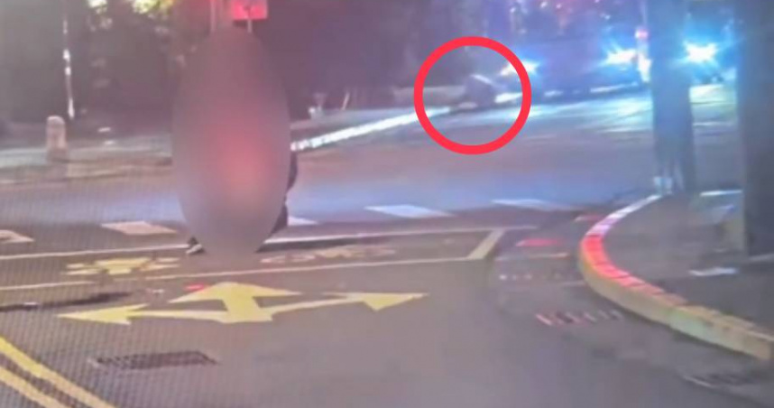 人肉攔車！婦無站牌攔公車遭拒竟怒擋車頭逼停　司機氣壞報警