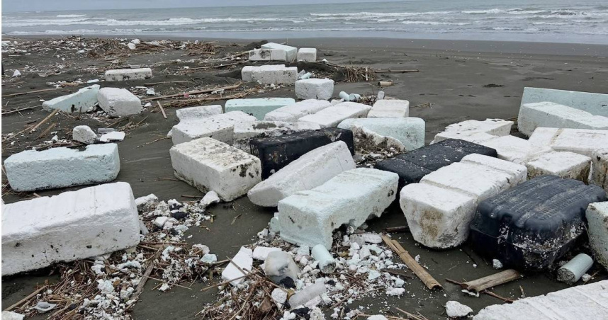 保麗龍之亂1／「政府補助」環保浮具成笑話　海岸六月雪釀生態浩劫