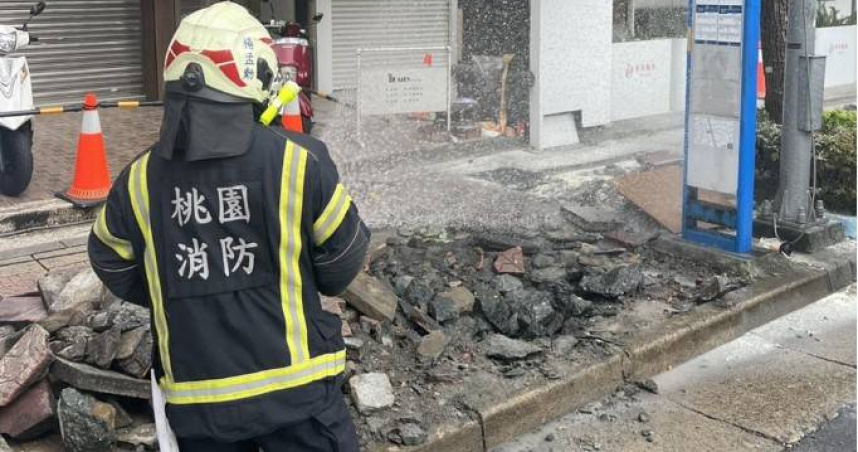 桃園中正路施工驚傳氣爆。（圖／翻攝畫面）