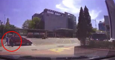 朋友心臟病發求救警所 警車逆向開道助送醫