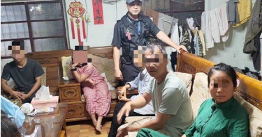 越南籍阮女自稱活佛，誘騙信徒攜幼子入境，並將孩子當奴工，檢警今年5月間搜索，救出遭剝削兒童。（圖／移民署台中專勤隊提供）