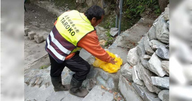 水簾洞景觀遭破壞成「雨衣曬衣場」!太管處加強宣導 蓄意丟棄將開罰