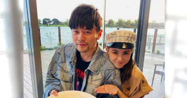 爸爸去哪兒?昆凌母女海邊戲水 周杰倫未現身