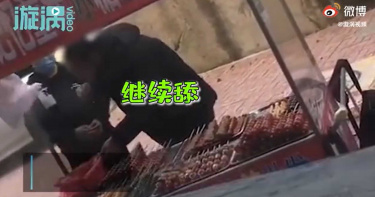 噁爆!小販「伸舌狂舔糖葫蘆」沾滿芝麻上架賣 網嘔:不敢吃了