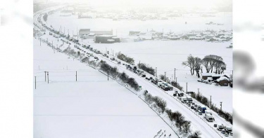 日北陸大雪釀至少8死277傷…車輛慘困公路 氣象廳:非必要別外出