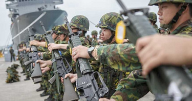 軍官激戰人妻同袍!貓眼見「綠帽弟兄」站門外很火 急跳3樓下秒遭活逮