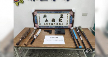 警方於嫌犯租屋處查扣球棒、鐵鎚、空氣槍、狼牙棒及手機等相關證物。（圖／讀者提供）