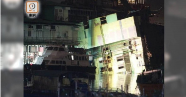 傾側船隻為「珍寶海鮮舫」的廚房船，因進水傾斜。（圖／東網）