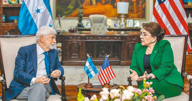 我國與宏都拉斯外交生變，美國派出美洲事務特別顧問陶德（左）前往宏國與總統卡蕬楚（右）會晤。（圖／摘自宏都拉斯官方推特）