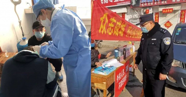 爸媽一線奮戰留兒獨自過年…10歲小弟「懂事回應」惹鼻酸