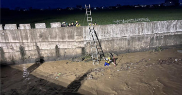 彰化縣消防局漏夜搜救落水的李姓老翁，惜無所獲。（圖／彰化縣消防局提供 ／ 中國時報孫英哲彰化傳真）