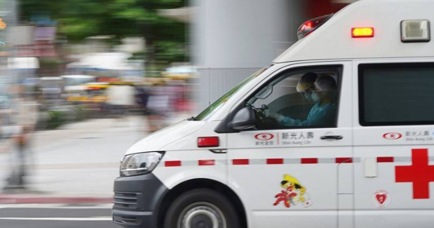 台中路口發生休旅車逆撞事故，機車慘被卡在車底拖行還起火，造成女騎士受傷送醫。（示意圖／翻攝報系資料照）