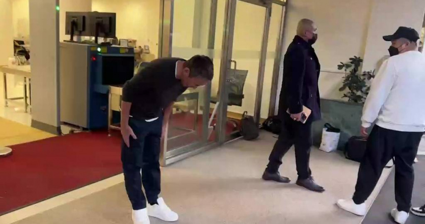 鈕承澤假釋出獄赴北檢報到，向民眾鞠躬道歉。（圖／翻攝畫面）