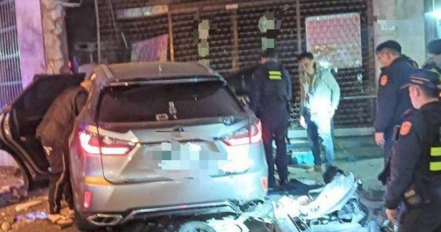 林男與友人在小吃店與服務員發生糾紛，結果酒駕逃避警方追捕時，竟再失控撞毀1間農會大門。（圖／翻攝畫面）