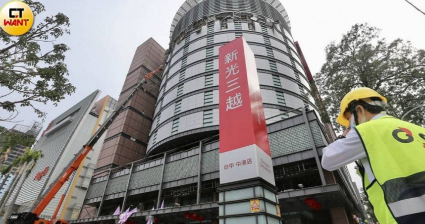 台中新光三越氣爆造成4死37傷，員工15日將建物燈籠拆除，是否與意外有關不得而知。（圖／黃耀徵攝）