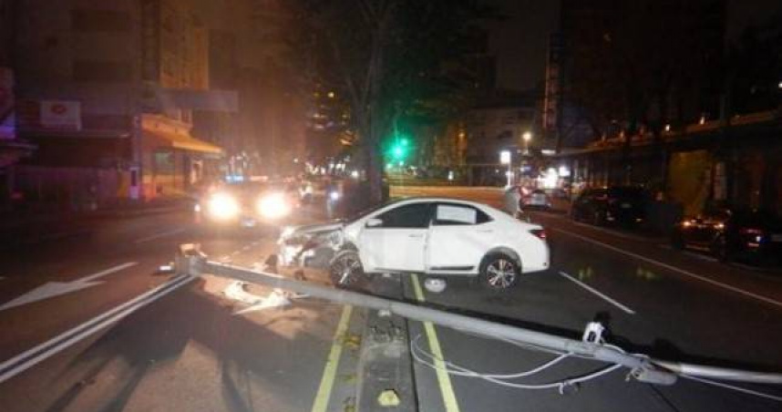 台中西區才剛發生陳男酒駕撞斷路燈，時隔1小時，楊男也在北區酒駕撞毀路旁店家。（圖／翻攝畫面）