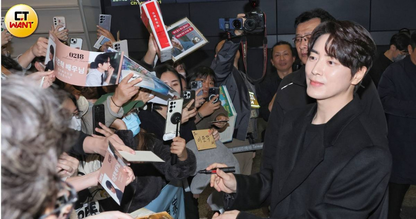 李浚赫首次來台「出差」參加公開活動，吸引500名粉絲接機。（圖／楊澍攝）