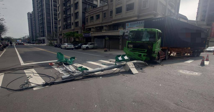 桃園曳引車撞上廣告牌及號誌桿幸無人傷亡。（ 圖／翻攝畫面）