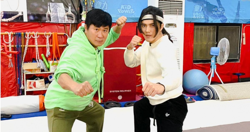 胡瓜（左）向奇軒請教特技動作。（圖／下面一位提供）