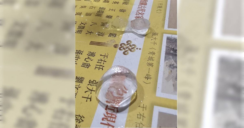 冰雹的大小約與1元硬幣差不多，有的甚至更大。（圖／翻攝自PTT）