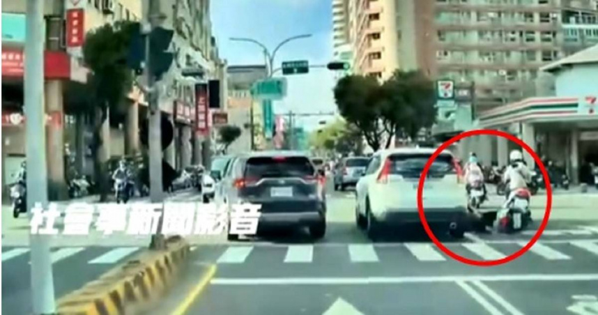 台南東區長榮路二段3日上午發生一件車禍事故，8旬騎士與右切車輛發生碰撞，險些被輾過頭部。（圖／翻攝自社會事影音）