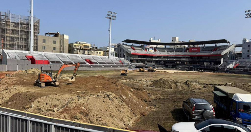 新竹市立棒球場上月20日進場移除覆土，被發現混凝土石塊、紅磚、廢電線等廢棄物。（圖／報系資料照）