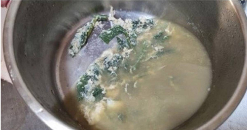 2名工人吃剩的野菜湯。（衛生局提供／曹婷婷台南傳真）