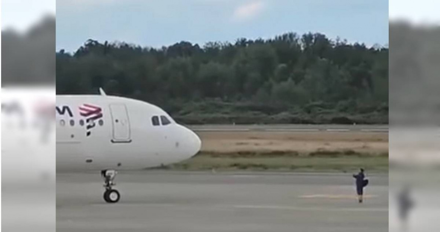 智利蒙特港El Tepual國際機場出現一名男子肉身擋飛機。（圖／翻攝自臉書／Terremoto en Talcahuano）