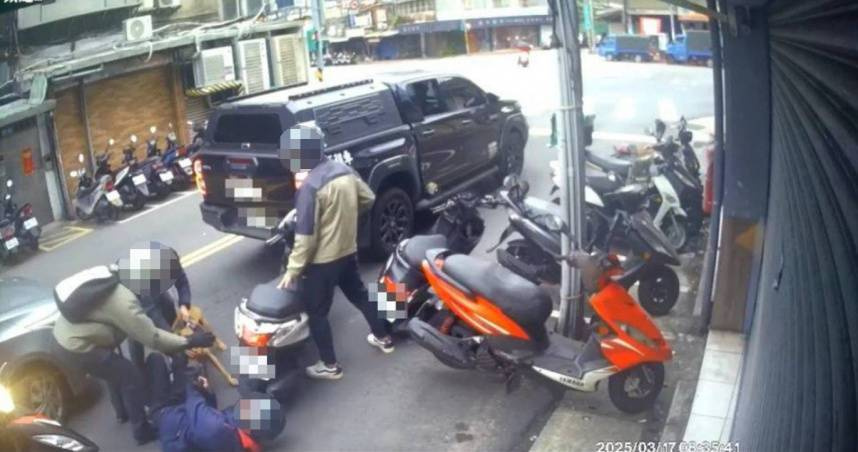 比特犬Lucky在11天內2度跳車窗，咬傷等紅燈的機車騎士。（圖／翻攝畫面）