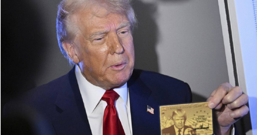 美國總統川普在美國時間3日於空軍一號（Air Force One）公布「金卡簽證」樣式，上頭印有川普頭像。（圖／達志／美聯社）