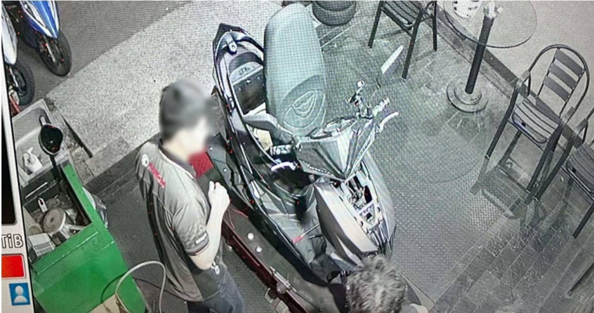 機車行店長開價200元幫開鎖還被客人留負評。（圖／翻攝自臉書／爆料公社二社）