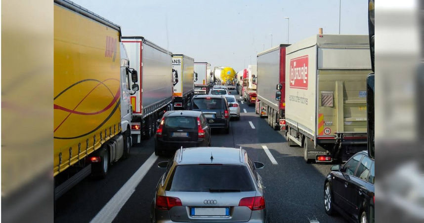 日本名古屋大學的研究團隊發現，透過一種獨特的100赫茲音頻，就能有效改善暈車、暈船與暈機等「暈動症」的情況。（示意圖／Pixabay）