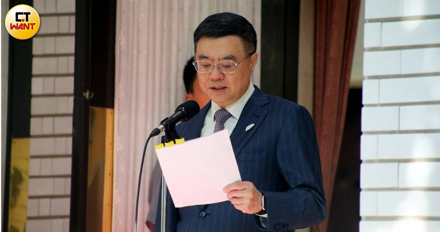 行政院長卓榮泰22日表示，被立法院凍結的預算案，除窒礙難行的項目之外，會請各部會將解凍案送到立法院；卓榮泰還特地準備小抄照著唸，怕凍結案及預算數字有誤。（圖／黃鵬杰攝）