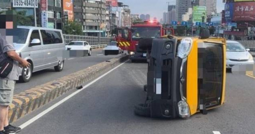 張男駕駛小貨車突自撞安全島側翻，疑一時失神惹禍，事後他已自行脫困就醫。（圖／翻攝畫面）