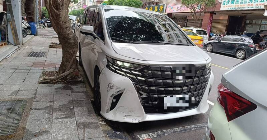 新北市永和區一名曾姓男子今（8）日上午載小孩上學，返家途中恍神撞倒路邊多台機車，警方替他進行酒測發現他數值高達0.84，且多年前他早被吊銷駕照。曾男駕駛的車輛撞倒機車後，前方保險桿脫落。（圖／翻攝畫面）