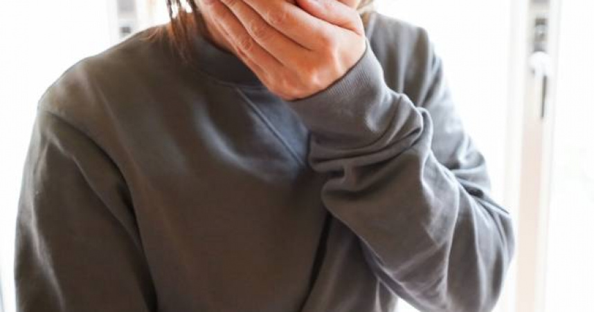 不少人深有同感，發現早上起床喉嚨痛，可能就是感冒前兆。（示意圖／翻攝自photoAC）