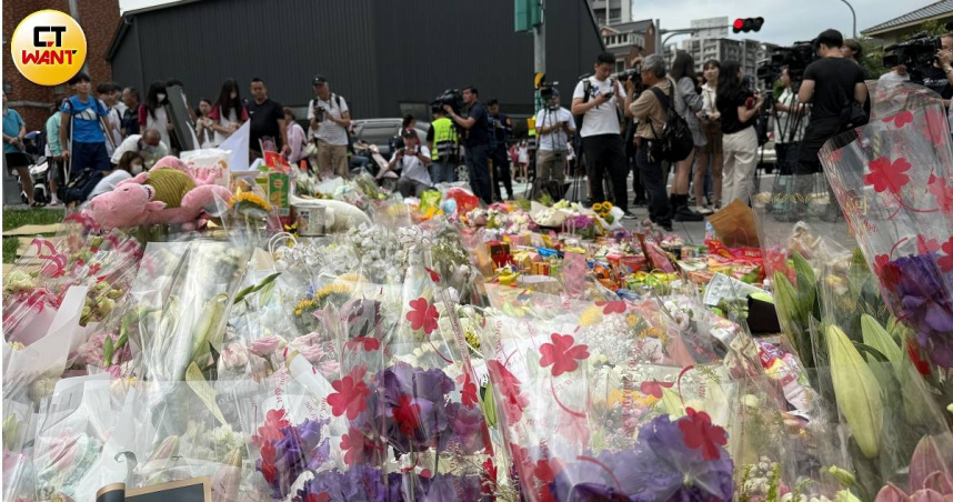 三峽車禍釀3死民眾到場哀悼，卻爆出違停亂象惹議。（圖/沈建邦攝）