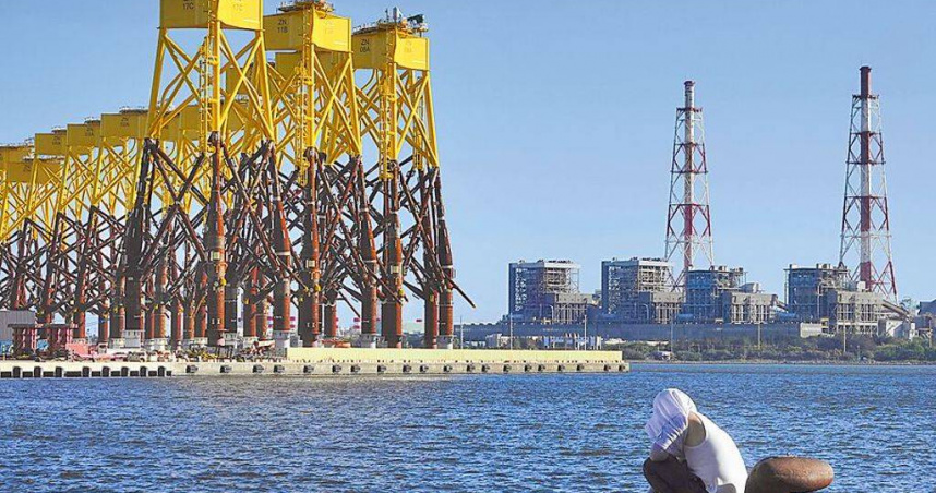 高雄市議員邱于軒今（21）日質疑，興達電廠3、4號燃煤機組許可明明在去年9月30日到期，卻在「非核家園」後3天偷偷開機，罔顧市民健康。圖為興達電廠。（圖／報系資料照）