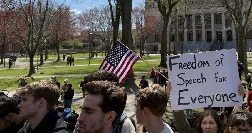 川普政府取消哈佛大學徵收外籍生的資格，哈佛大學提出訴訟。（圖／美聯社／達志）