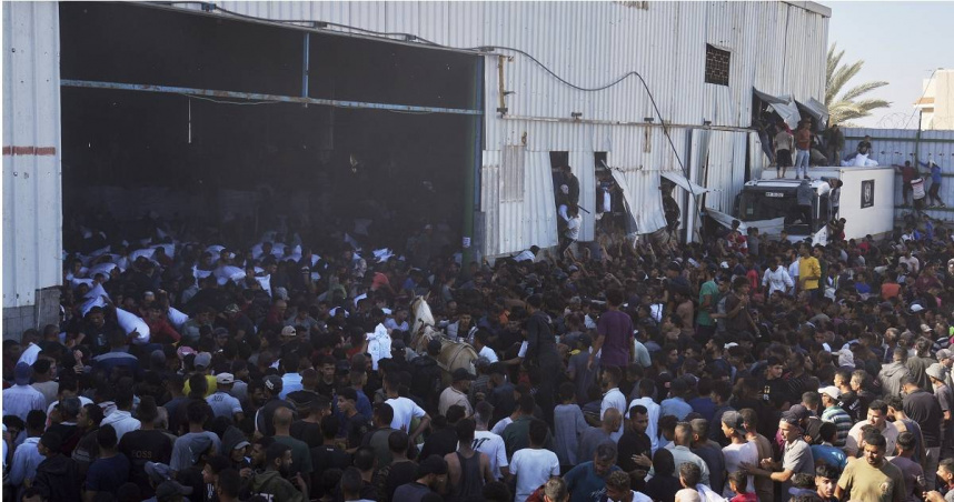 飢餓的加薩人民闖入代爾拜萊赫省阿茲扎韋達的聯合國倉庫，搶奪麵粉袋及裝滿食品的紙箱。（圖／達志／美聯社）