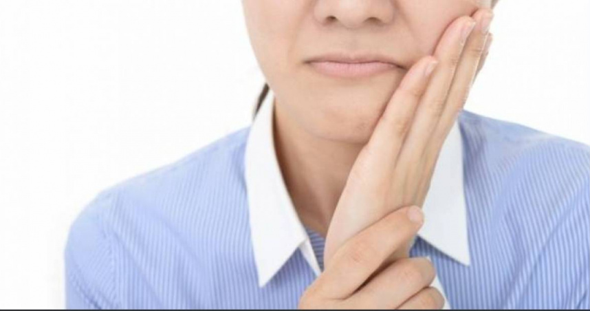 女學生下課奔跑撞斷同學門牙。（ 示意圖／翻攝自photoAC畫面）