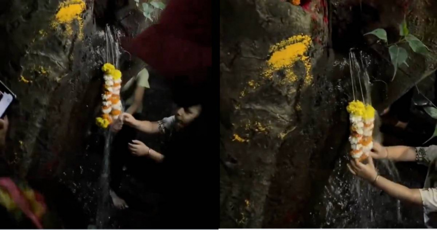 印度一顆鳳凰木樹幹流出水，引起民眾爭相膜拜，還有人獻上花環、抹上薑黃和紅粉。（圖／翻攝X）