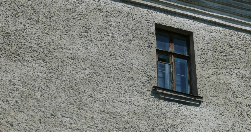 台中一名21歲青年從小遭父親軟禁在套房內，從未報戶口就學，今年被趕出家門流落街頭。律師指出父親行為恐涉兒虐、傷害及遺棄等罪名。（圖／示意圖，Unsplash）