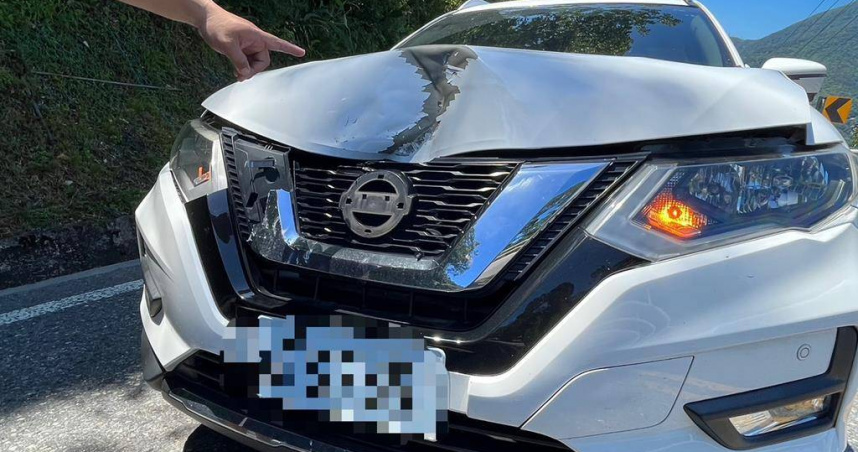 宜蘭南澳鄉台9線處15日下午1時許發生落石意外，砸毀車輛。(圖／翻攝畫面)