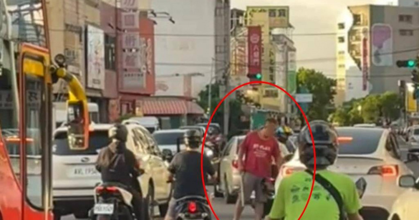 周姓男子因不滿特斯拉擋道持棍棒叫囂，警方到場後使用辣椒水將其壓制帶回偵辦。（圖／翻攝爆料公社）