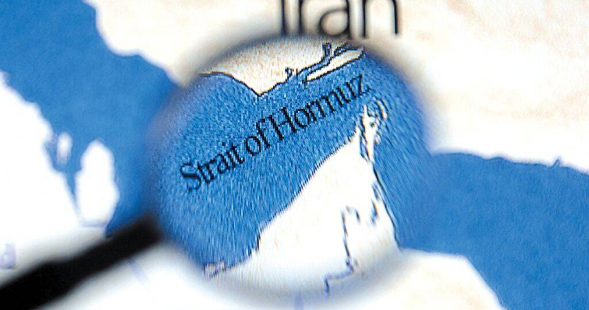 美國空襲伊朗核設施後，伊朗國會已批准關閉荷姆茲海峽，引發美國國務卿盧比歐呼籲中國勸阻，警告封鎖將對伊朗構成「自殺式」損害。（圖／路透）