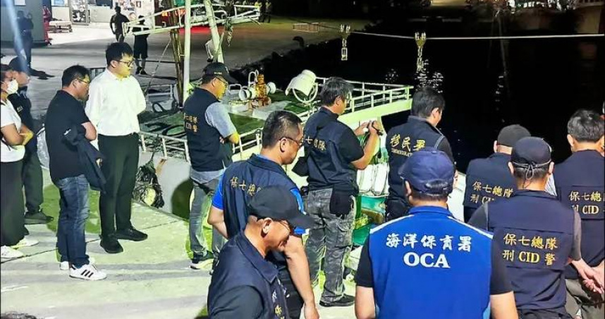 吳姓船長宰殺並支解海豚當誘餌，行兇畫面都被空中監視器拍下，屏檢獲報後登船調查，並於近日提起公訴。（圖／翻攝畫面）